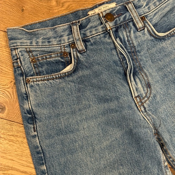 Women’s Free People Straight Leg Blue Jeans with Raw Hem - Picture 3 of 14